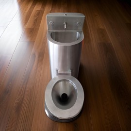 Design compacto e funcional: vaso sanitrio e lavatrio integrados em uma nica pea de ao inox escovado, ideal para ambientes pblicos e institucionais.